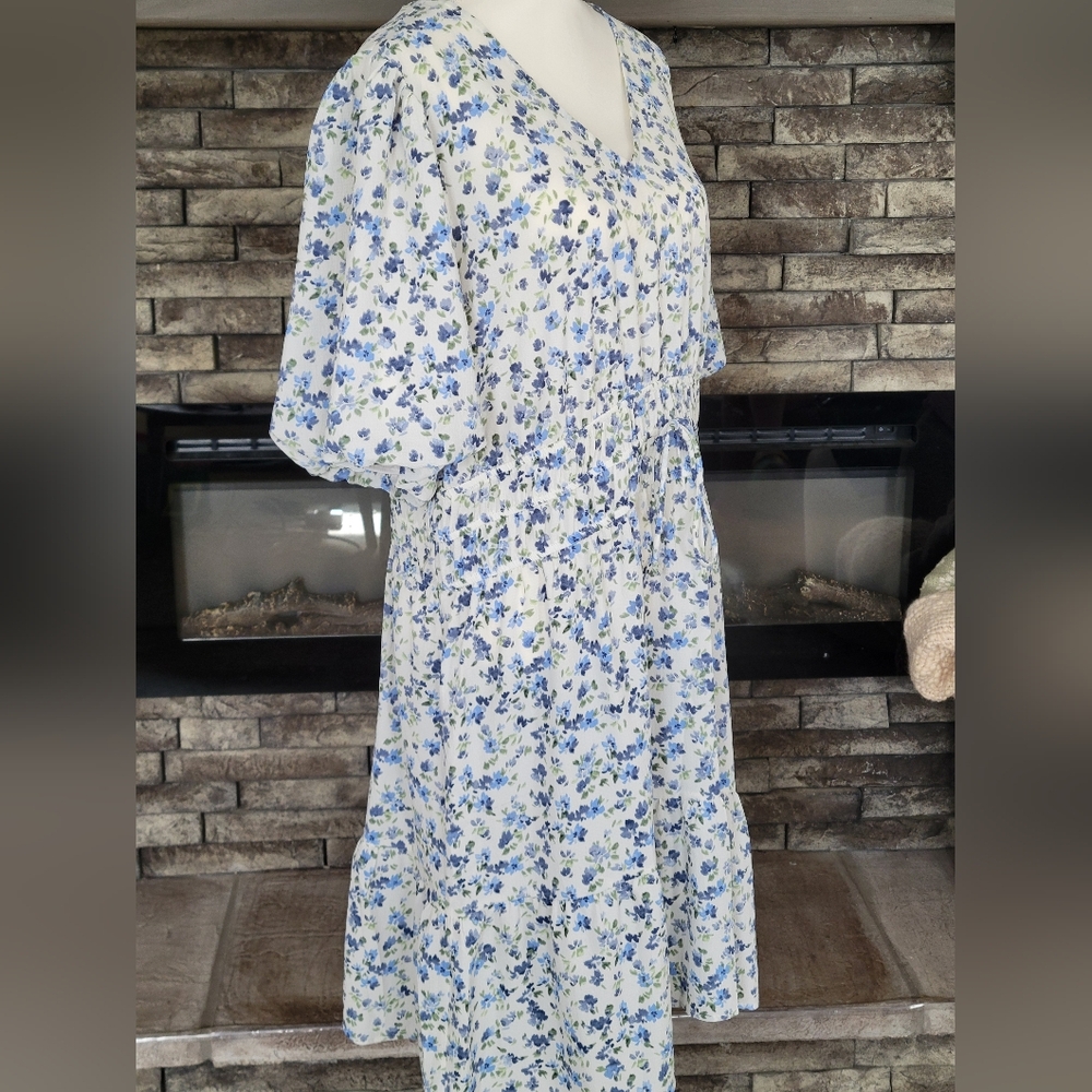 Kate and Lily NWOT  Feminine Floral Print Mid Length Dress Size 2X Blue & White - Picture 2 of 11